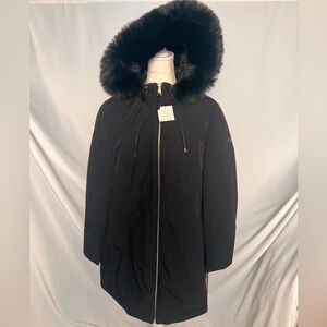 NWT / DKNY women’s black water-resistant parka with plush faux-fur hood.